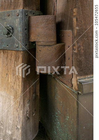 Gokokuji, a huge hinge that stops the large gate of the temple gate Gokokuji, a huge hinge that stops the large gate of the temple gate 105472655