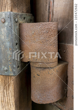 Gokokuji, a huge hinge that stops the large gate of the temple gate Gokokuji, a huge hinge that stops the large gate of the temple gate 105472682