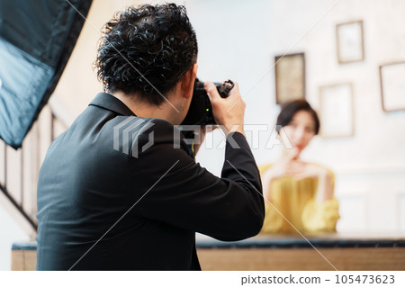 男攝影師拍攝女模特 105473623