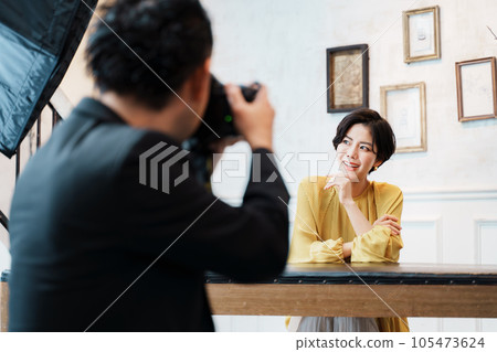 男攝影師拍攝女模特 105473624