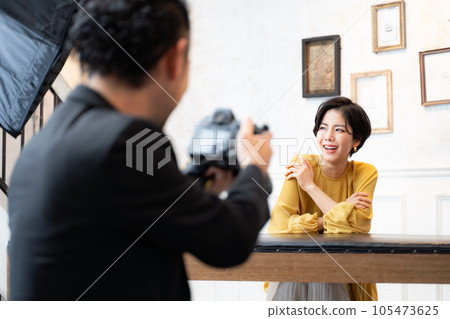 男攝影師拍攝女模特 男攝影師拍攝女模特 105473625