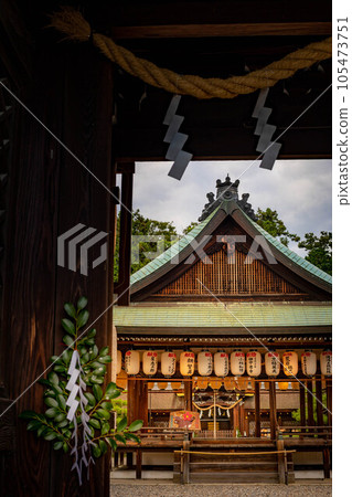 In the summer of Umenomiya Taisha, you can see the hall of worship standing in the lingering summer sun from the Zuishinmon, which is decorated with tamagushi on the gateposts. In the summer of Umenomiya Taisha, you can see the hall of worship standing in the lingering summer sun from the Zuishinmon, which is decorated with tamagushi on the gateposts. 105473751