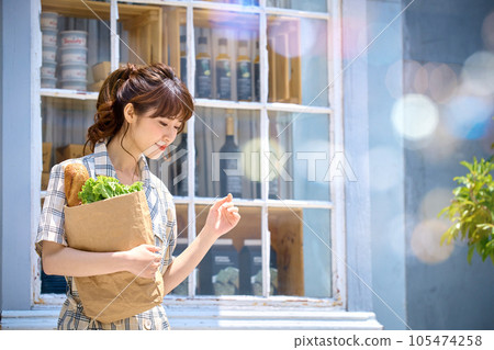 A young woman with a shopping bag 105474258