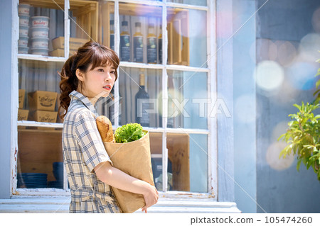 有購物袋的一個少婦 105474260