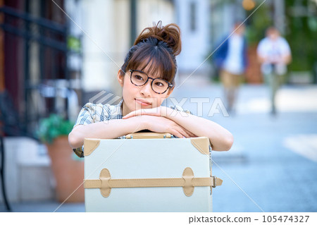 坐在後備箱前旅行的年輕女子 105474327