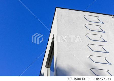 Corner of white walls with metal stairs under blue sky Corner of white walls with metal stairs under blue sky 105475755