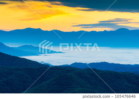 [Sunrise material] Sunrise and sea of clouds seen from Mt. Oguma observatory [Nagano Prefecture] 105476646