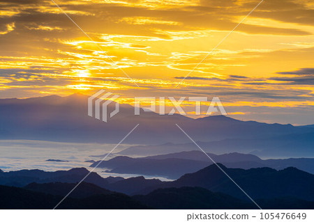 [Sunrise material] Sunrise and sea of clouds seen from Mt. Oguma observatory [Nagano Prefecture] 105476649
