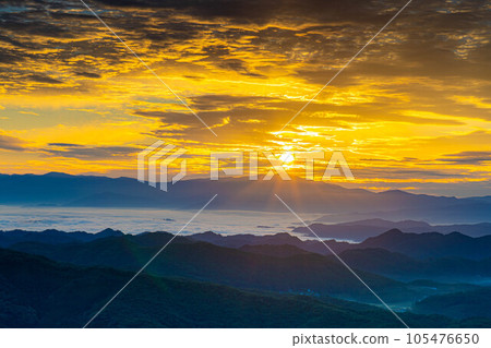 [Sunrise material] Sunrise and sea of clouds seen from Mt. Oguma observatory [Nagano Prefecture] 105476650