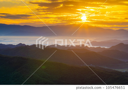 [Sunrise material] Sunrise and sea of clouds seen from Mt. Oguma observatory [Nagano Prefecture] 105476651
