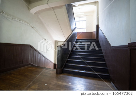復古樓梯，木製老派鬼故事，帶燈的木樓梯， 105477302