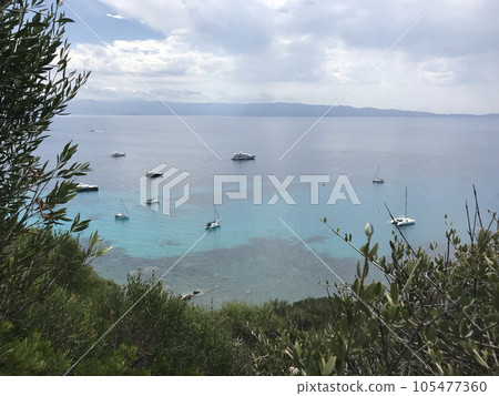 Sea that desires from the hill 105477360