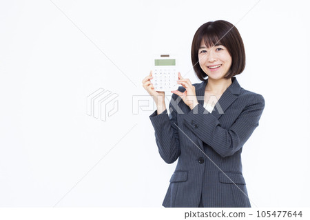 三十多歲的職業女性，白色背景前有計算器 105477644