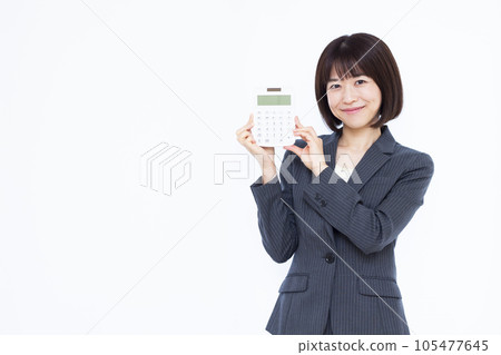三十多歲的職業女性，白色背景前有計算器 105477645