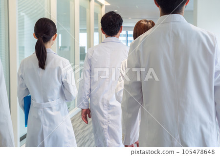 走在醫院走廊上的醫生的背影 走在醫院走廊上的醫生的背影 105478648
