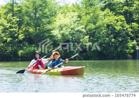 一家人享受皮划艇 105478774