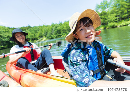 一家人享受皮划艇 105478778
