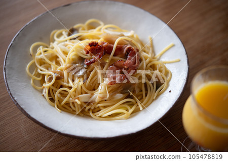 Aglio olio peperoncino 配蔬菜、蔥和火腿 105478819