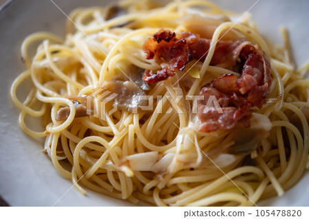 Aglio olio peperoncino 配蔬菜、蔥和火腿 105478820