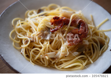 Aglio olio peperoncino 配蔬菜、蔥和火腿 Aglio olio peperoncino 配蔬菜、蔥和火腿 105478821