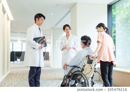 醫生與坐在輪椅上的男性患者交談 105479218