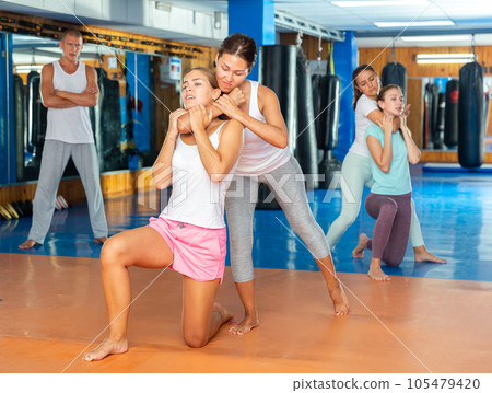 Woman doing chokehold movement 105479420