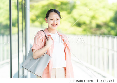 Young business woman walking with a smile 105479551