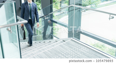 Business people working in the office 105479893