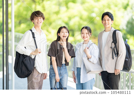 College student, international student, campus life 105480111