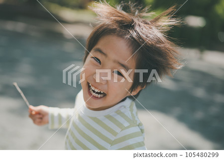 grinning, smile, smiling 105480299