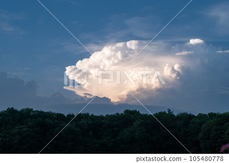 Cumulonimbus cloud that appeared in the summer sky [early summer] [summer] 105480778