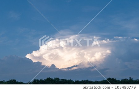 夏季天空中出現的積雨雲[初夏][夏天] 105480779