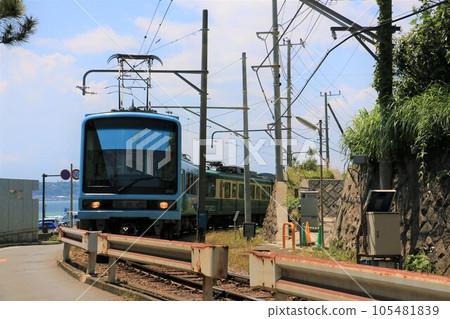 江之電列車在稻村崎附近行駛 江之電列車在稻村崎附近行駛 105481839