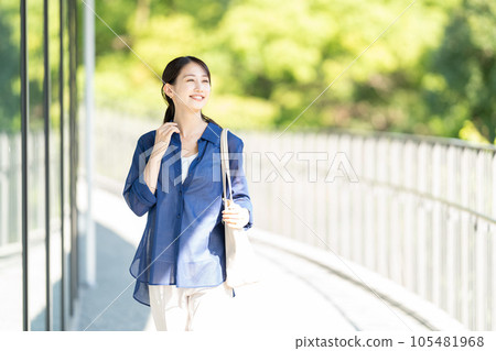 Business woman young woman business Business woman young woman business 105481968