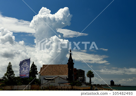 與雷雨雲和海的仲夏風景 與雷雨雲和海的仲夏風景 105482493