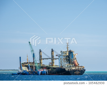 A stranded ship A stranded ship 105482930