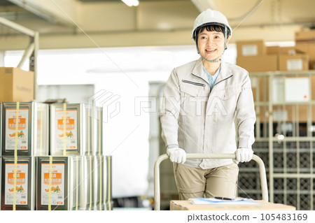 在倉庫工作的中年婦女 105483169