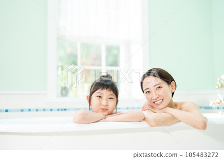 家長和孩子一起洗澡 105483272