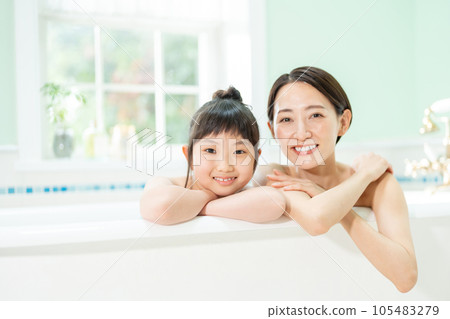 家長和孩子一起洗澡 105483279