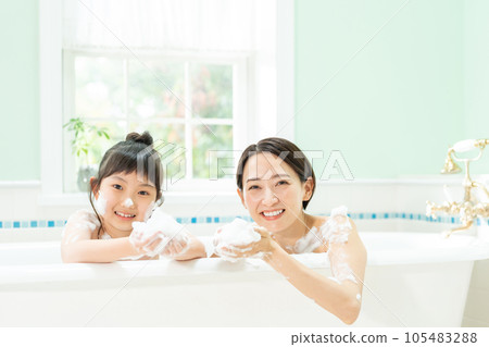 家長和孩子一起洗澡 105483288