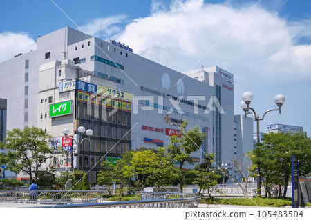 栃木縣宇都宮市宇都宮站西口前的Paseo購物中心及步行平台 105483504