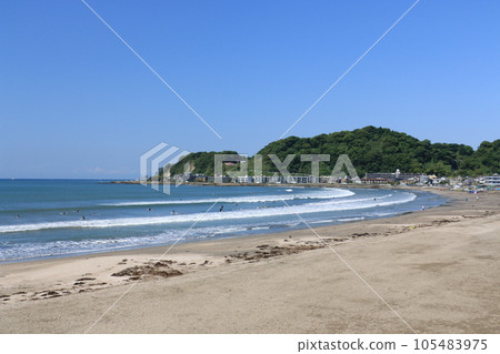 神奈川縣鎌倉市由比濱海灘風景 105483975