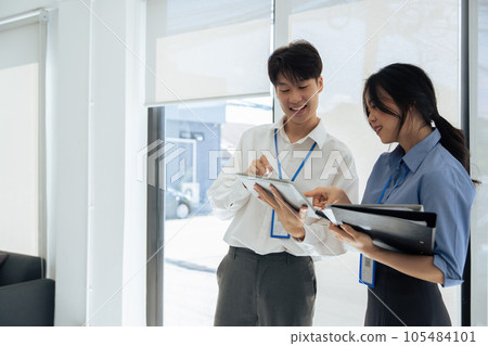 Employees discuss brainstorming planning business strategy together in the office Employees discuss brainstorming planning business strategy together in the office 105484101
