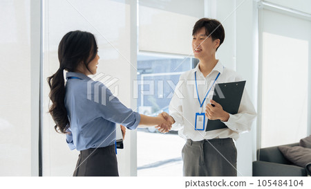 Handshake of employees after successful planning strategy marketing in the office 105484104
