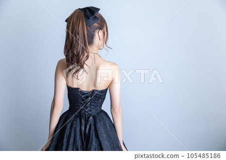 穿黑衣服的女人 穿黑衣服的女人 105485186
