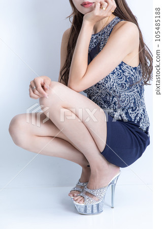 穿著迷你裙的女人 穿著迷你裙的女人 105485188