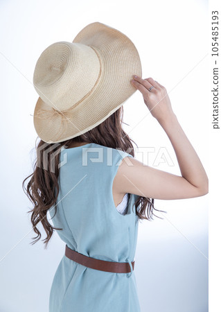 戴著草帽的女人 105485193