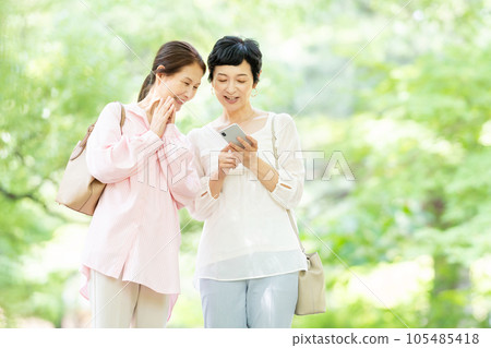 中年婦女用智能手機拍紀念照 105485418