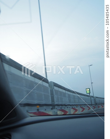 在高速公路上行駛的汽車 105485435