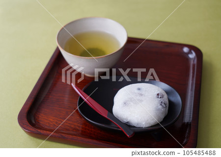 方形木托盤上的豆大福和茶 方形木托盤上的豆大福和茶 105485488